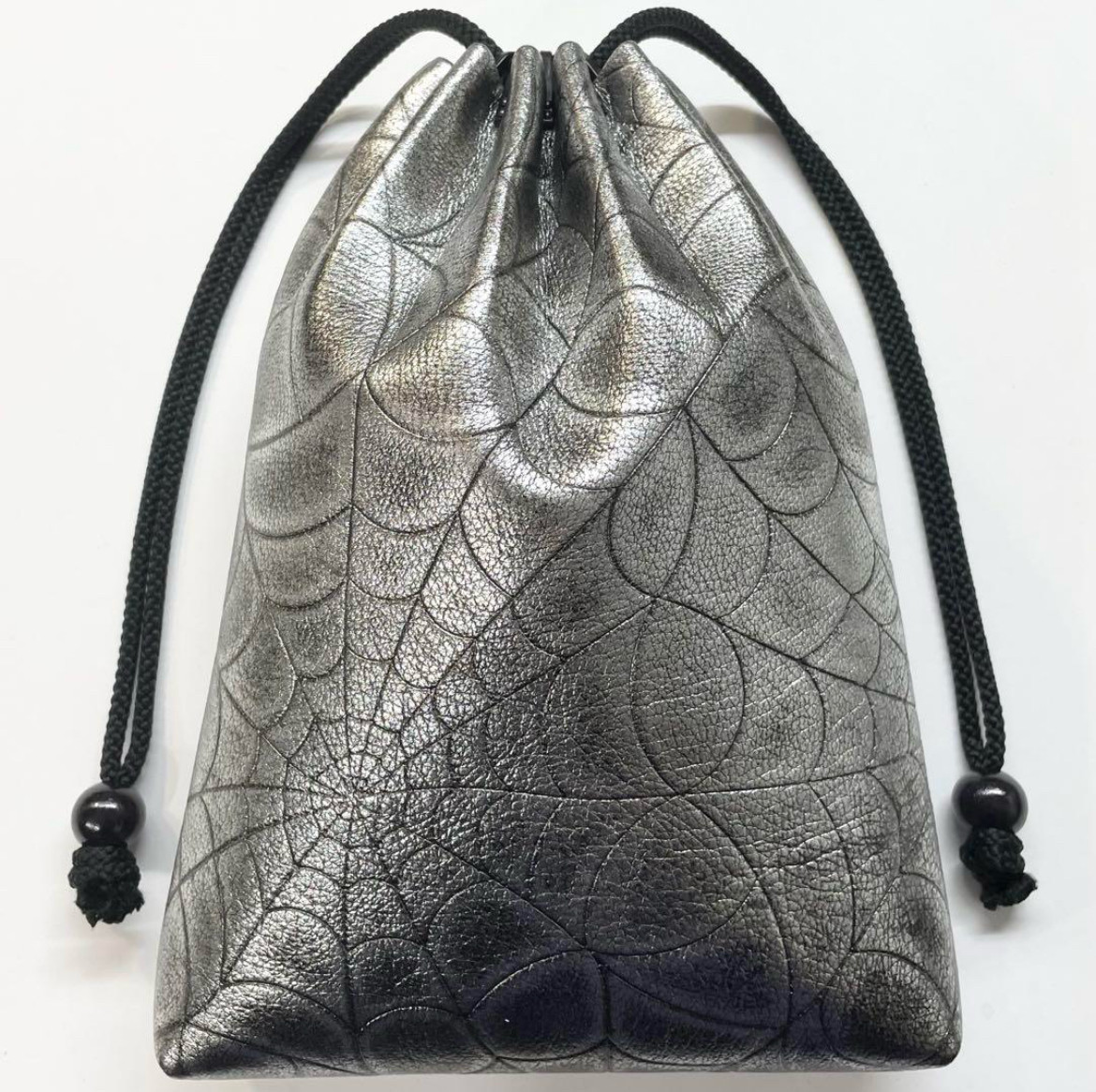 信玄袋(マチ有り、中サイズ)、蜘蛛の巣型押し豚革、ダークシルバーカラー