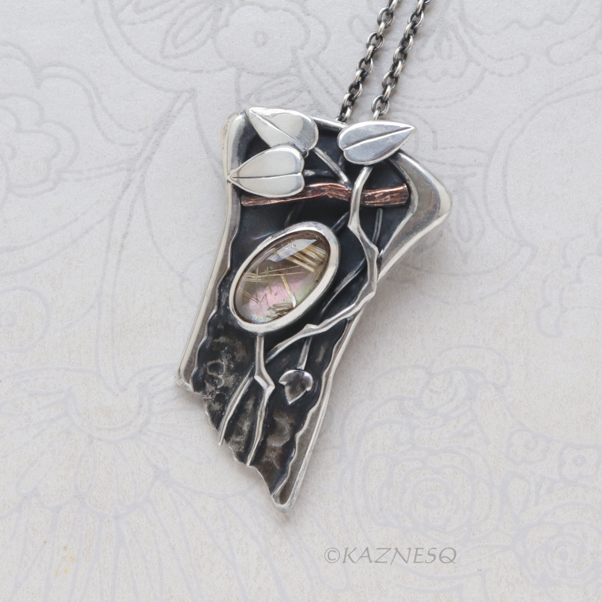 ルチルクオーツと黒蝶貝を組み合わせたシルバーのリーフペンダント