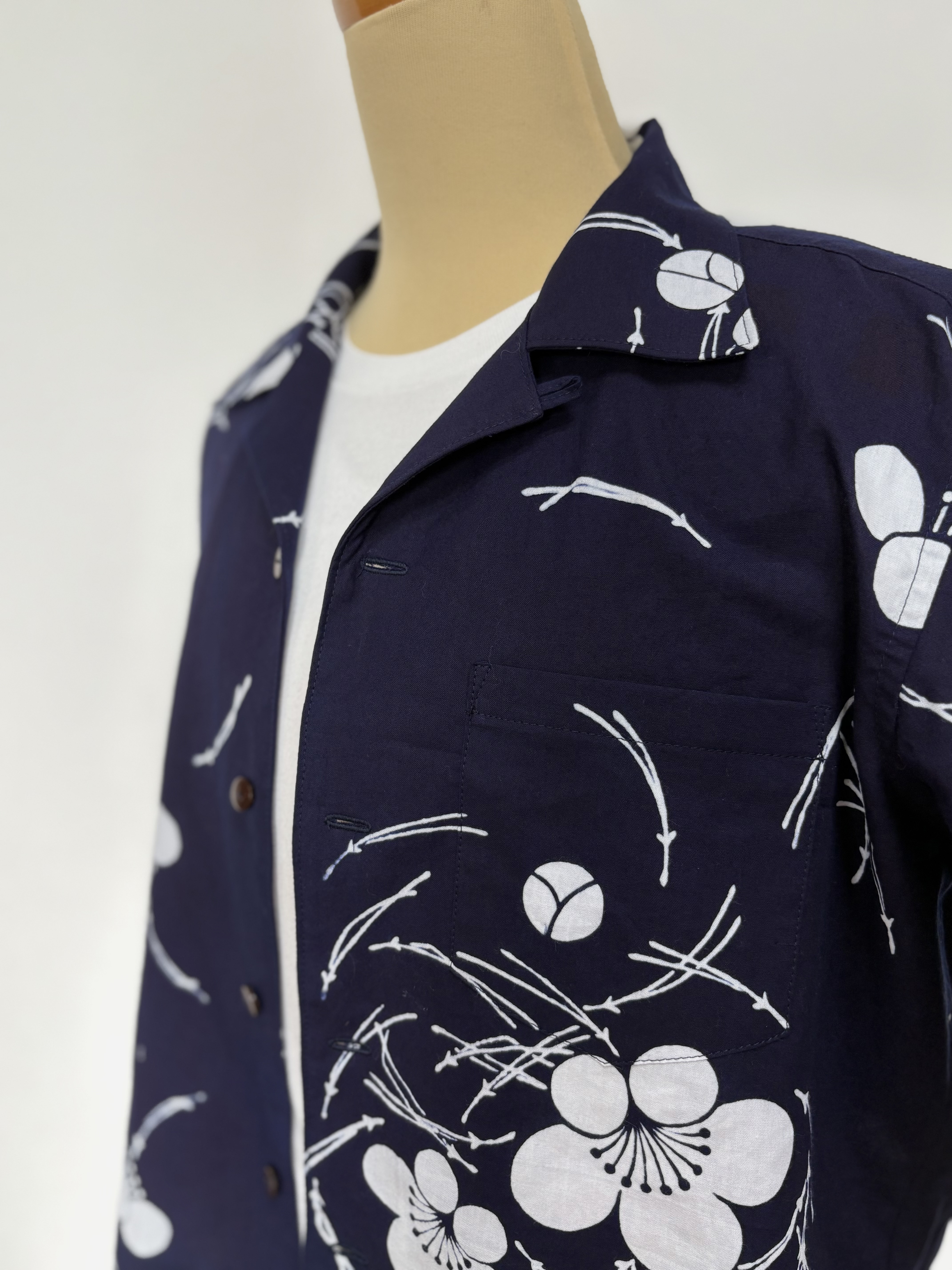 着物リメイク 紺地に梅の花と松葉柄のアロハシャツ メンズMサイズ