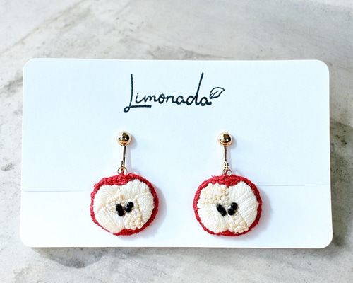真っ赤なりんごの両面刺繍イヤリング／ピアス｜手刺繍×つぶつぶビーズ
