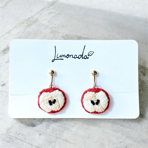 可愛い☆赤☆イヤリング 真っ赤なりんごの両面刺繍イヤリング／ピアス｜手刺繍×つぶつぶビーズ