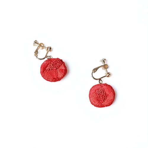 真っ赤なりんごの両面刺繍イヤリング／ピアス｜手刺繍×つぶつぶビーズ