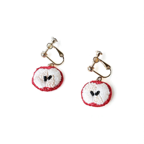 真っ赤なりんごの両面刺繍イヤリング／ピアス｜手刺繍×つぶつぶビーズ