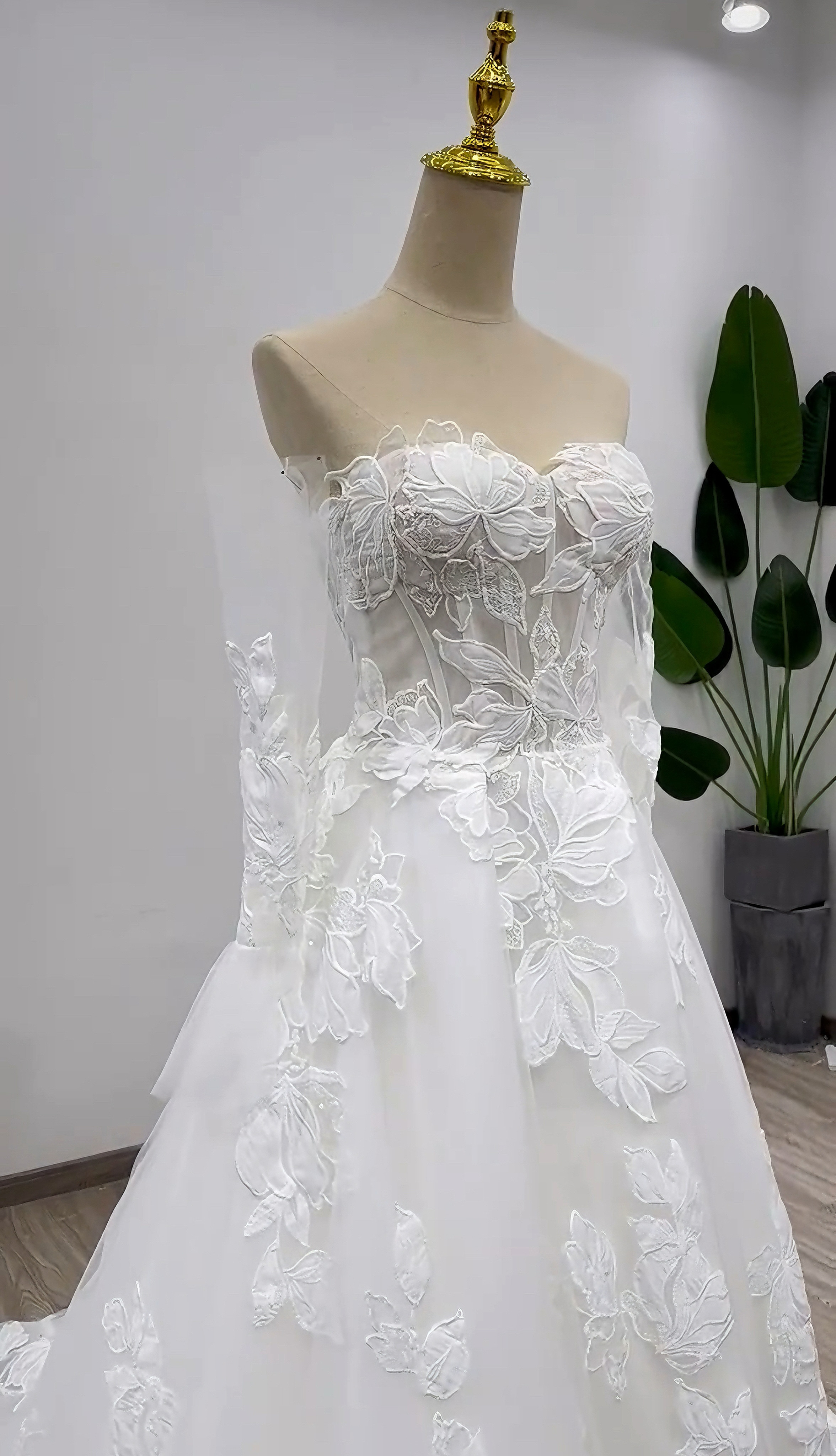 高評価続々！白　二の腕を隠せる　長袖　咲き誇る花レース　春ベストセラー　スレンダーライン　Aライン　痩せて見える　2次会