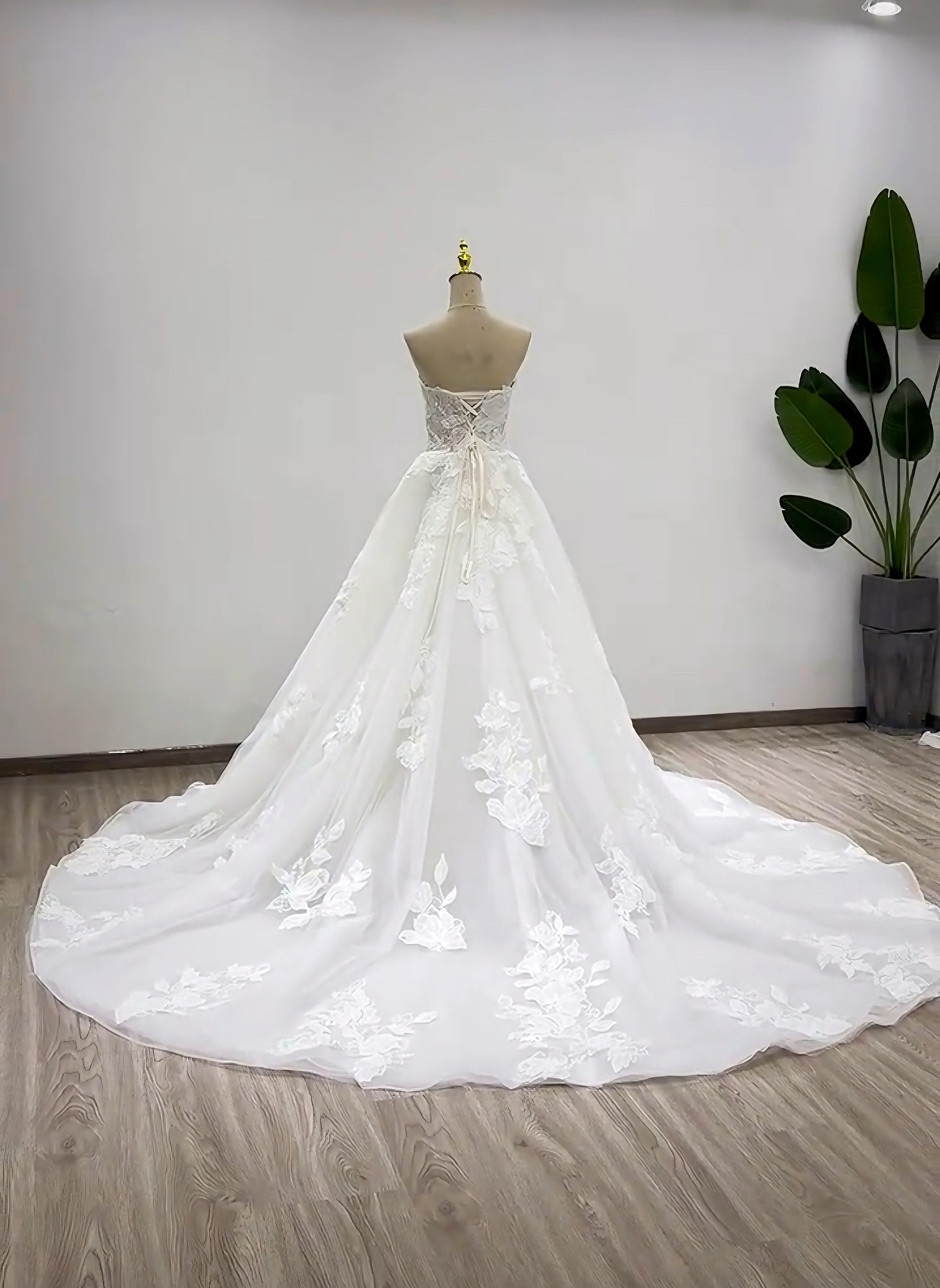 高評価続々！白　二の腕を隠せる　長袖　咲き誇る花レース　春ベストセラー　スレンダーライン　Aライン　痩せて見える　2次会