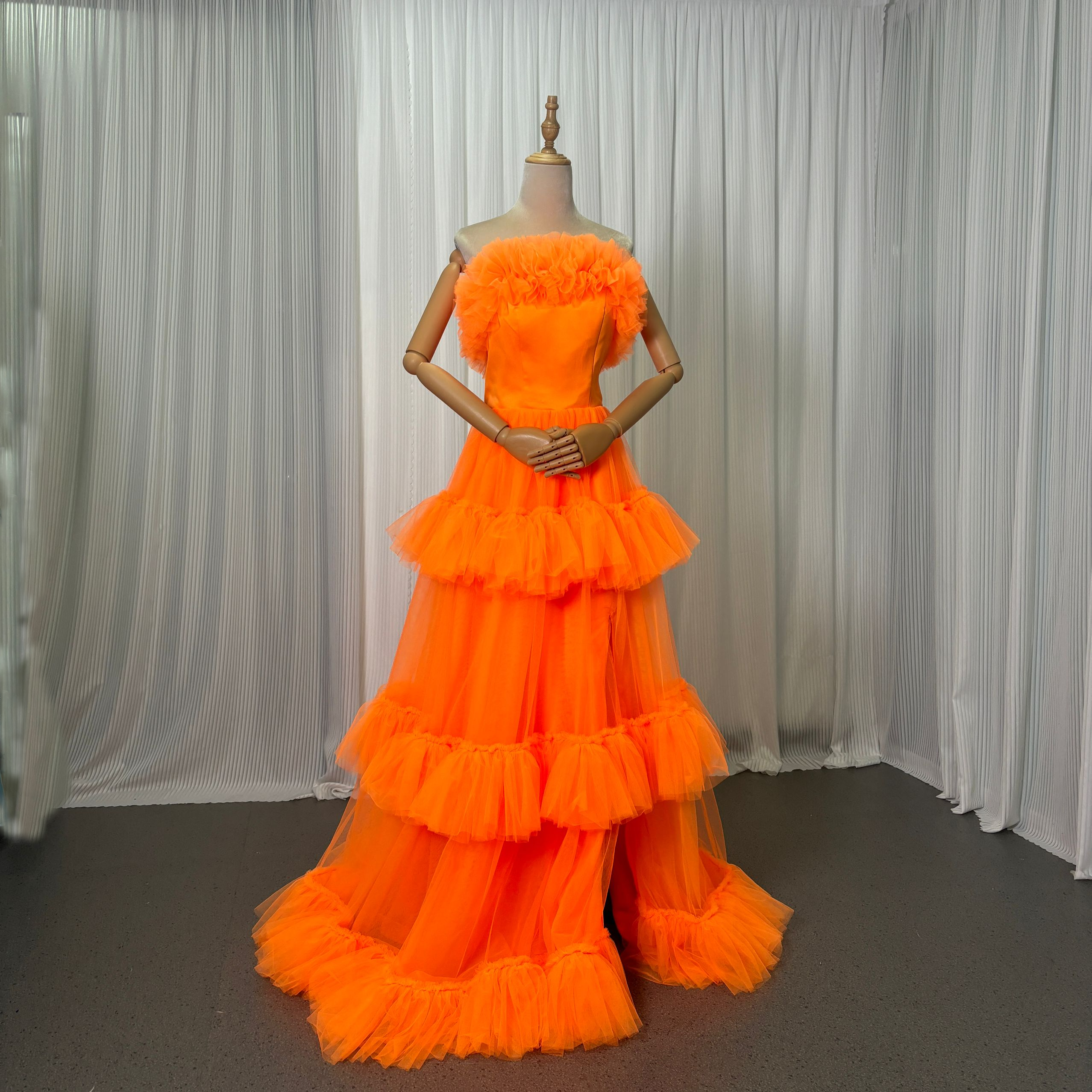 送料無料！カラードレス オレンジ ベアトップ 編み上げ ロング フロントスリット 抜群におしゃれ度が際立つ 2次会