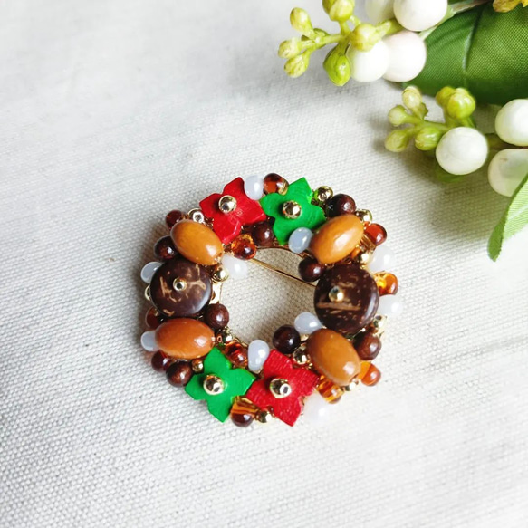 ウッドビーズリースブローチ✨ ブローチ byei 通販 19803948｜Creema