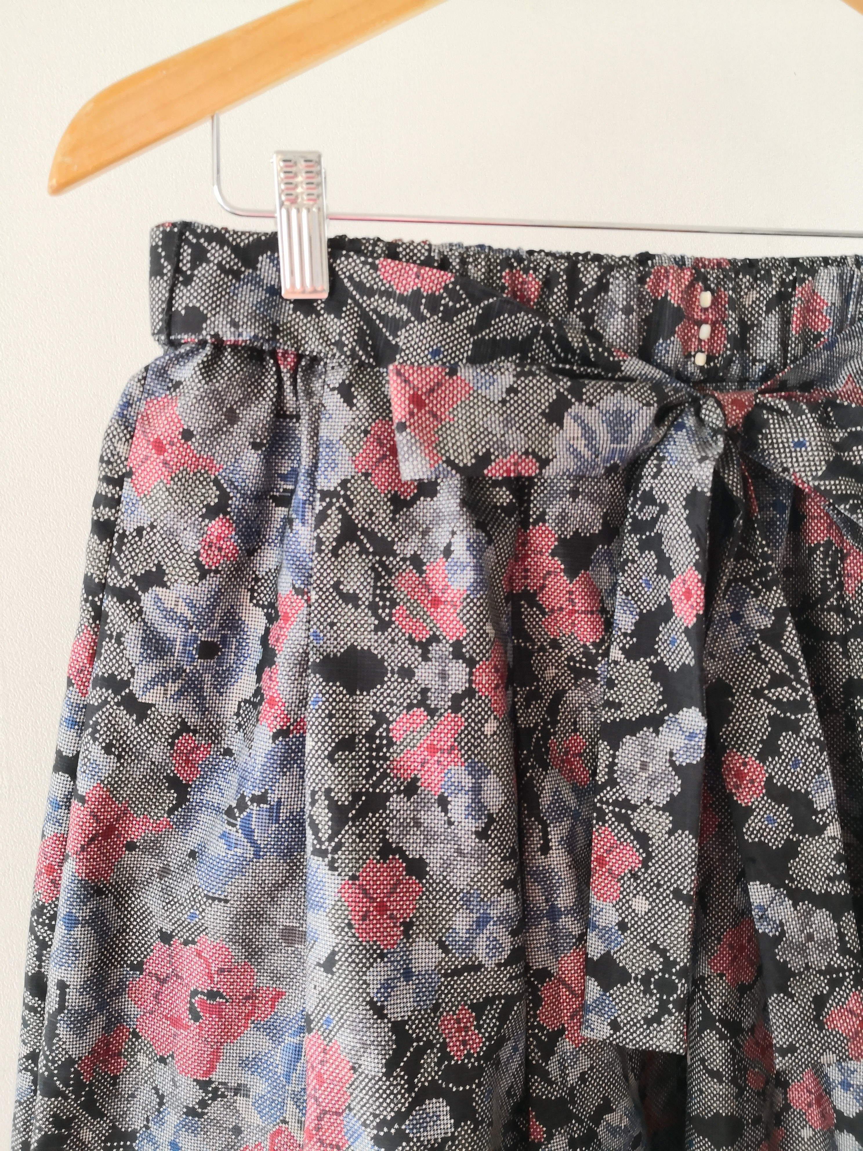 タックギャザー大島紬（黒白地赤青花）