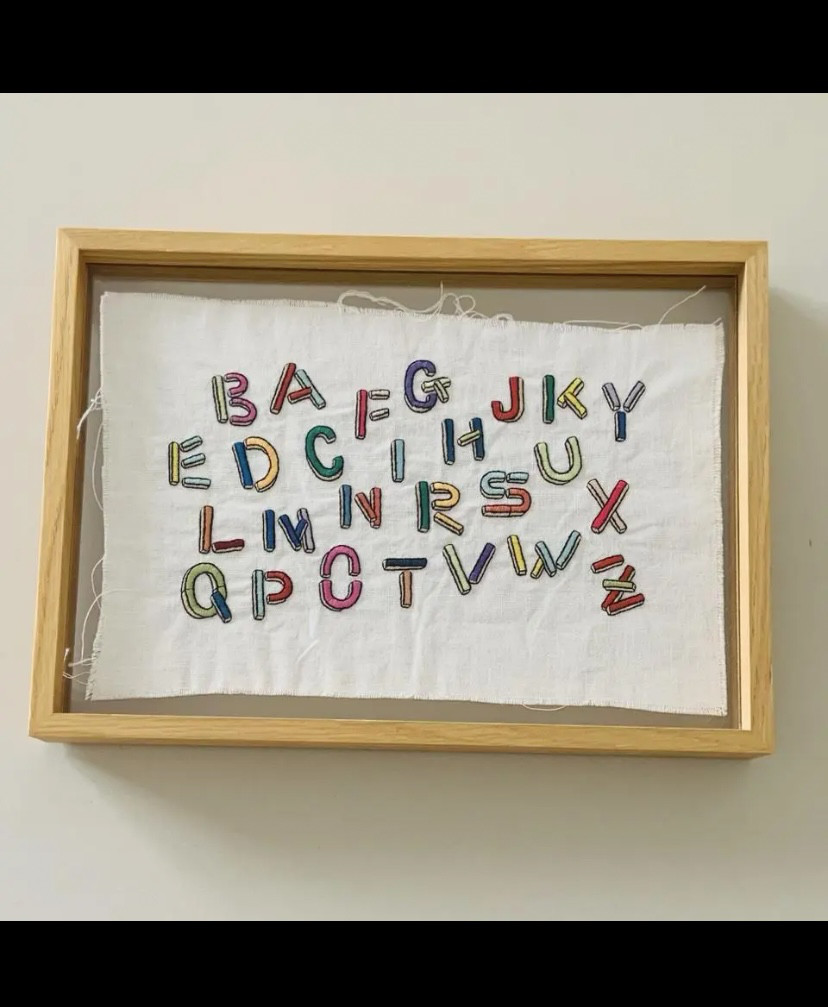 ポップなフォントの刺繍壁掛けアート