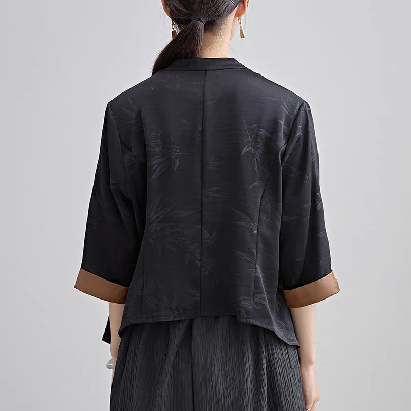 ボタニカル柄×レザー風生地の切り替えが斬新♪オープンフロントジャケット ブラック