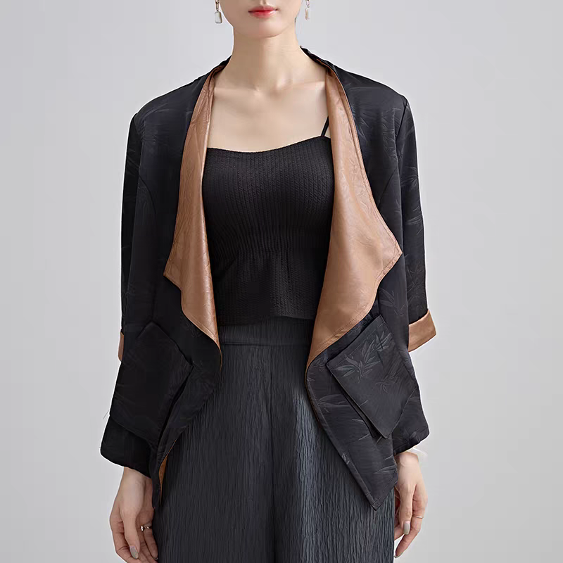 ボタニカル柄×レザー風生地の切り替えが斬新♪オープンフロントジャケット ブラック