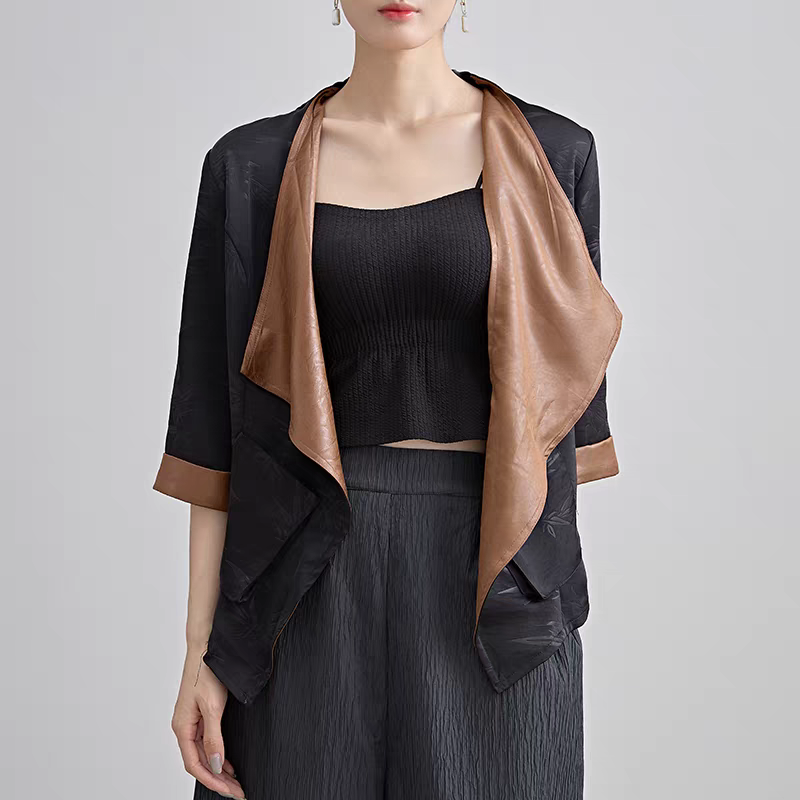 ボタニカル柄×レザー風生地の切り替えが斬新♪オープンフロントジャケット ブラック