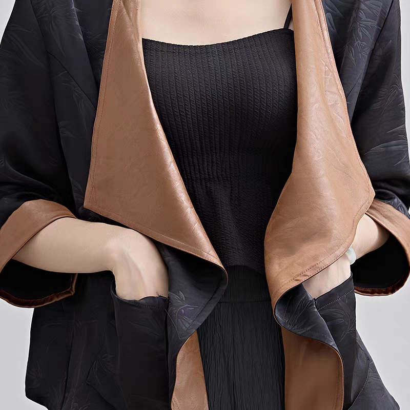 ボタニカル柄×レザー風生地の切り替えが斬新♪オープンフロントジャケット ブラック