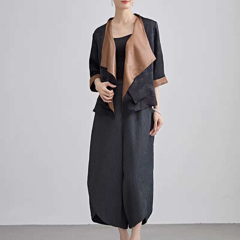 ボタニカル柄×レザー風生地の切り替えが斬新♪オープンフロントジャケット ブラック