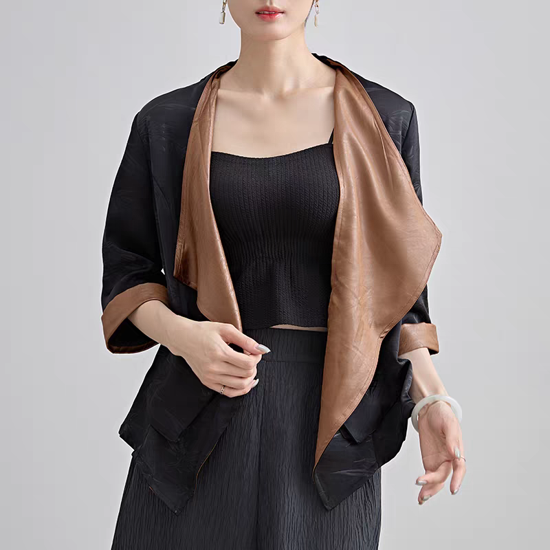 ボタニカル柄×レザー風生地の切り替えが斬新♪オープンフロントジャケット ブラック