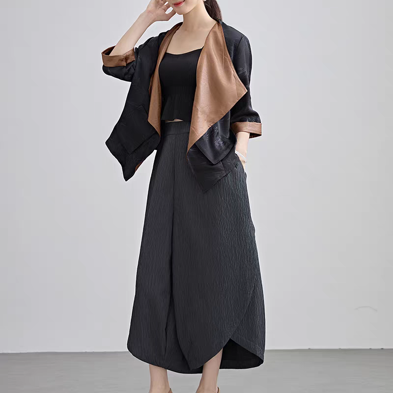 ボタニカル柄×レザー風生地の切り替えが斬新♪オープンフロントジャケット ブラック