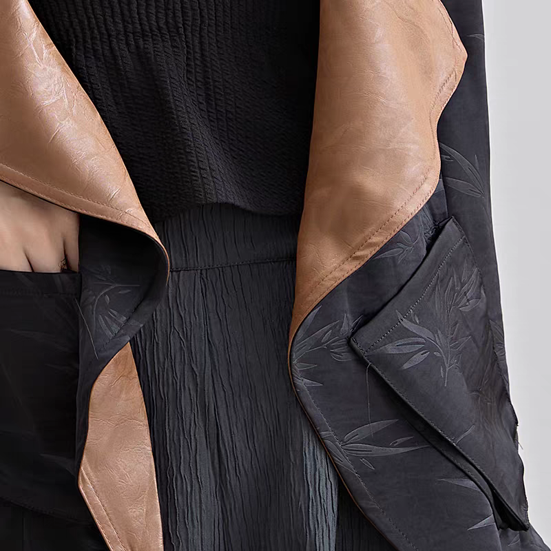 ボタニカル柄×レザー風生地の切り替えが斬新♪オープンフロントジャケット ブラック