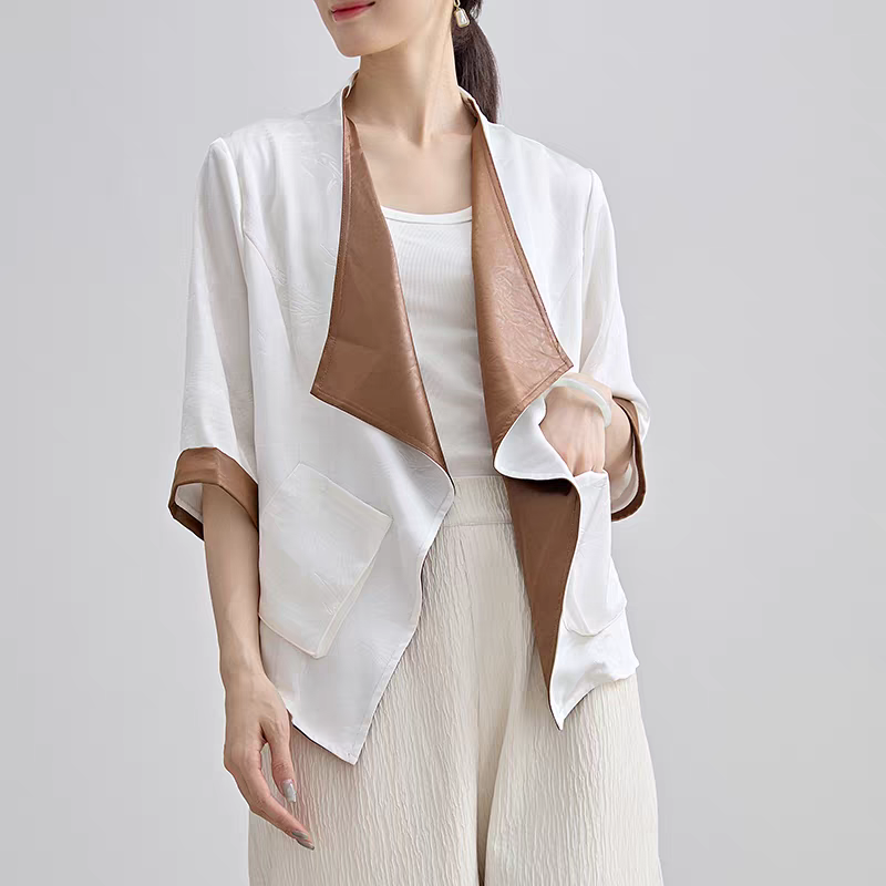 ボタニカル柄×レザー風生地の切り替えが斬新♪オープンフロントジャケット ブラック