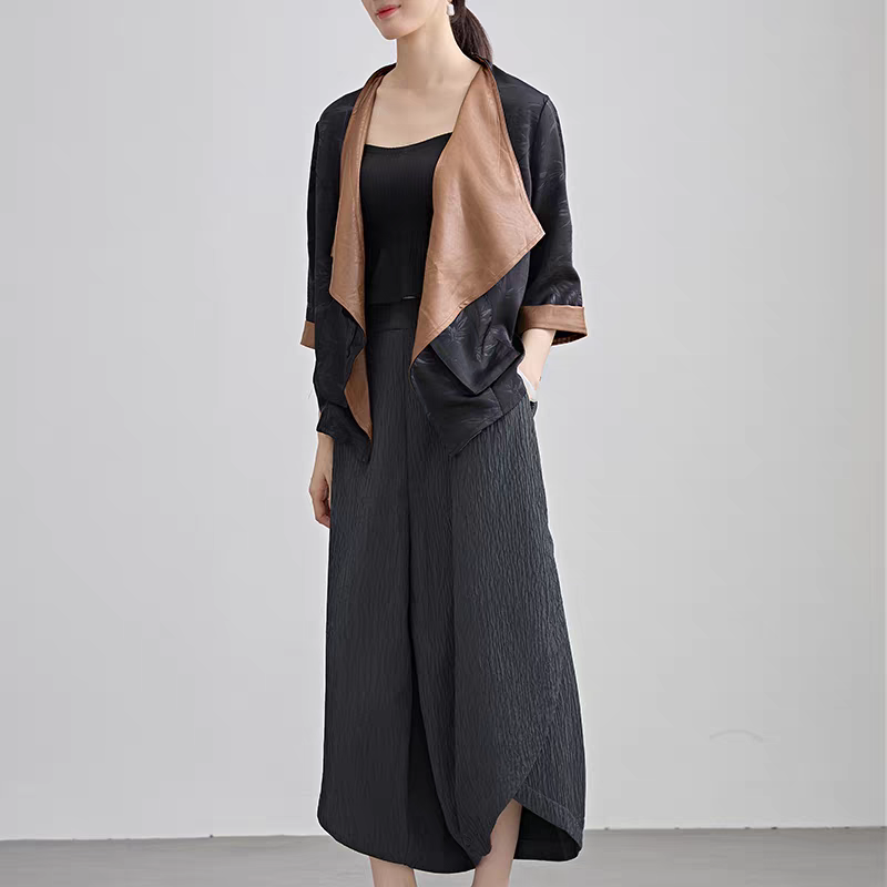 ボタニカル柄×レザー風生地の切り替えが斬新♪オープンフロントジャケット ブラック