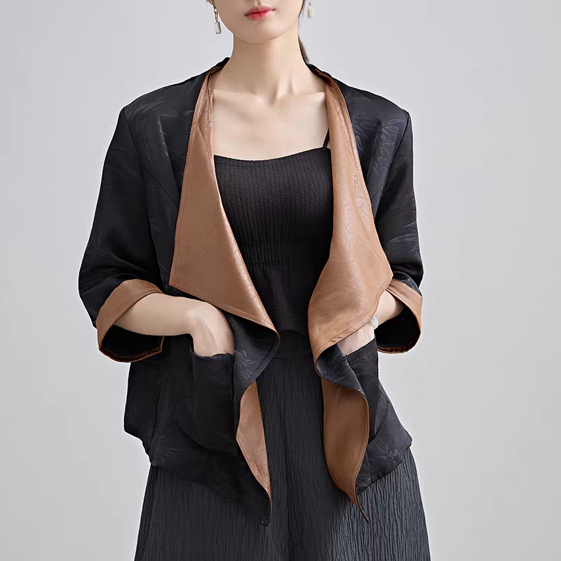 ボタニカル柄×レザー風生地の切り替えが斬新♪オープンフロントジャケット ブラック