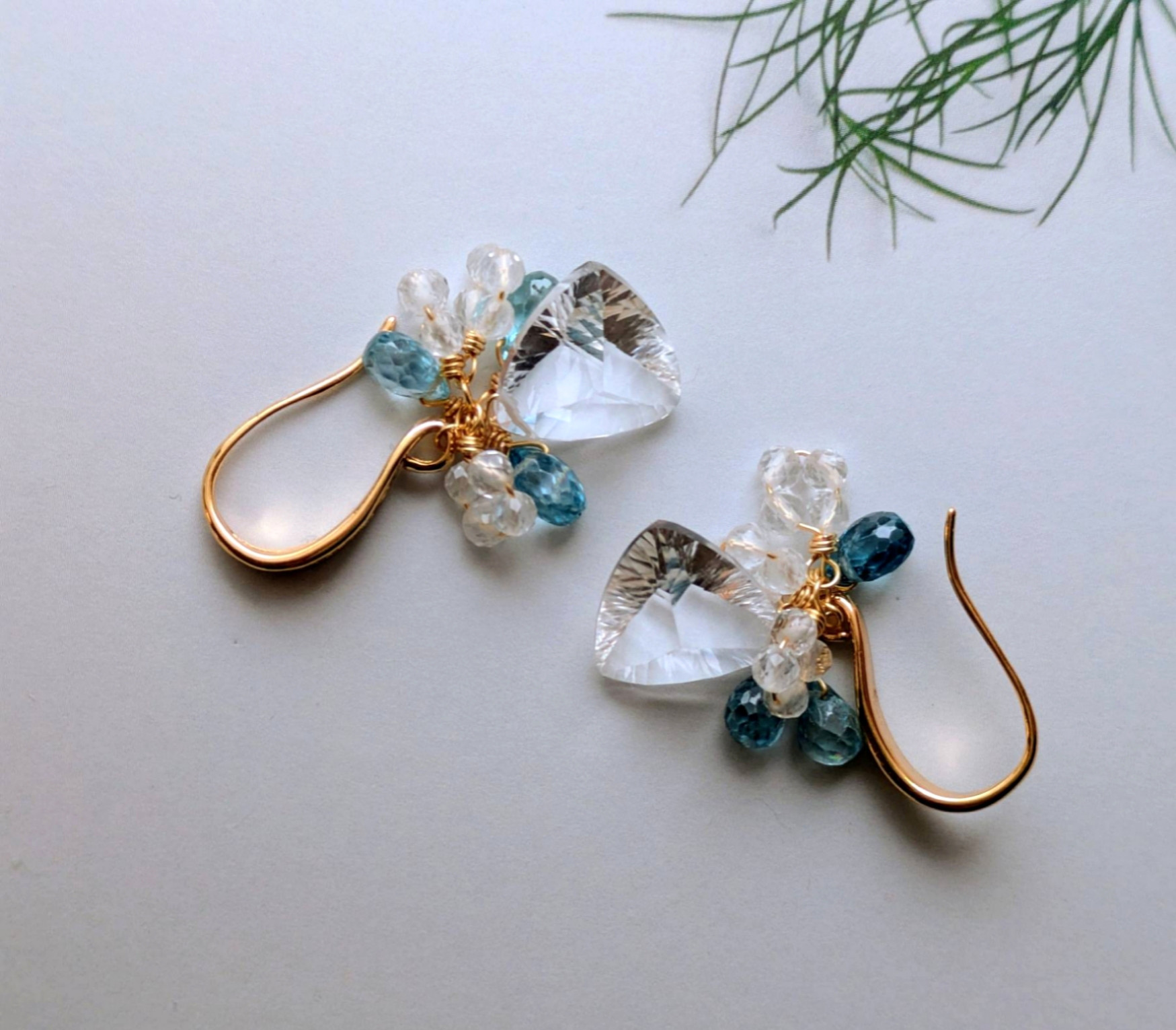 青と透明な目醒めの輝き