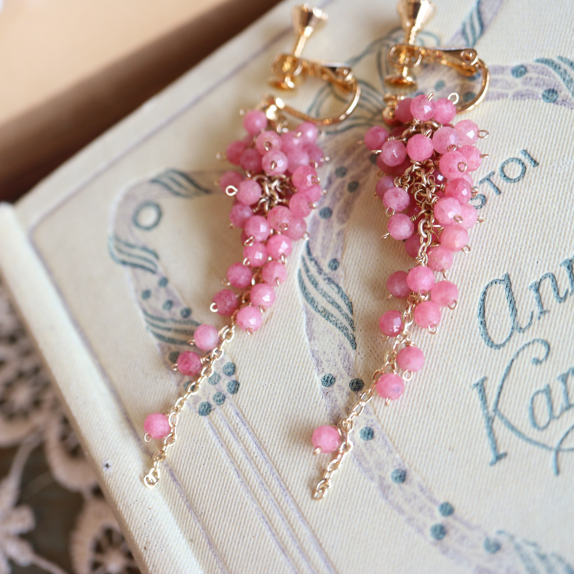 14kgf☆天然石「優美に咲く藤の雫」ロードナイトのイヤリング(ピアス可)