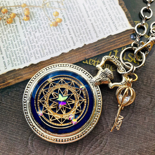 懐中時計型魔法陣と魔法の鍵のバッグチャーム バッグチャーム sorarium