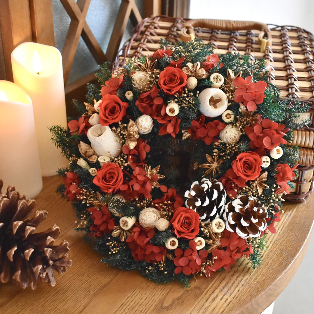 やさしい灯りに包まれるクリスマスリース