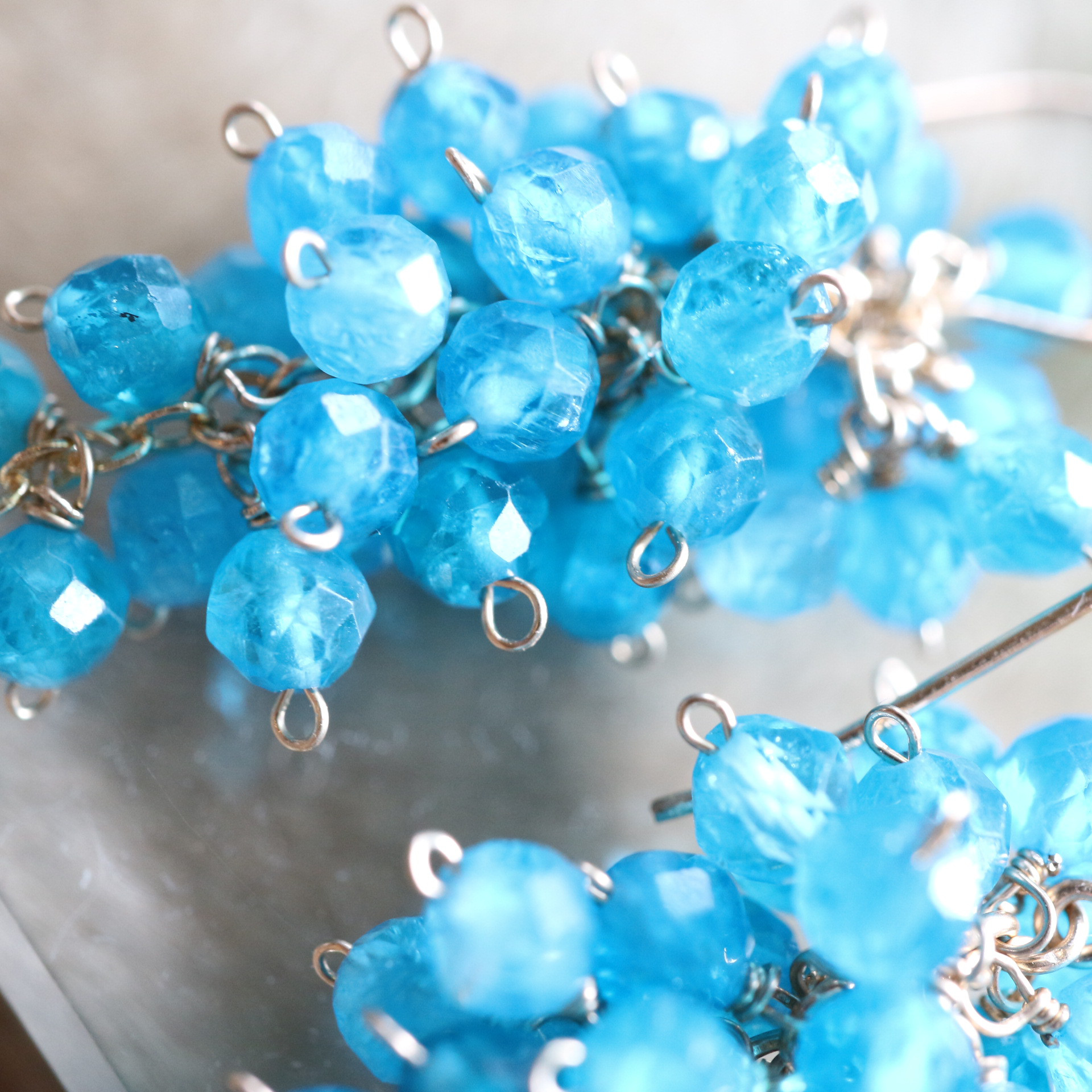 再販！ 14kgf☆天然石「青藤の雫」ネオンブルーアパタイトのピアス(イヤリング可)