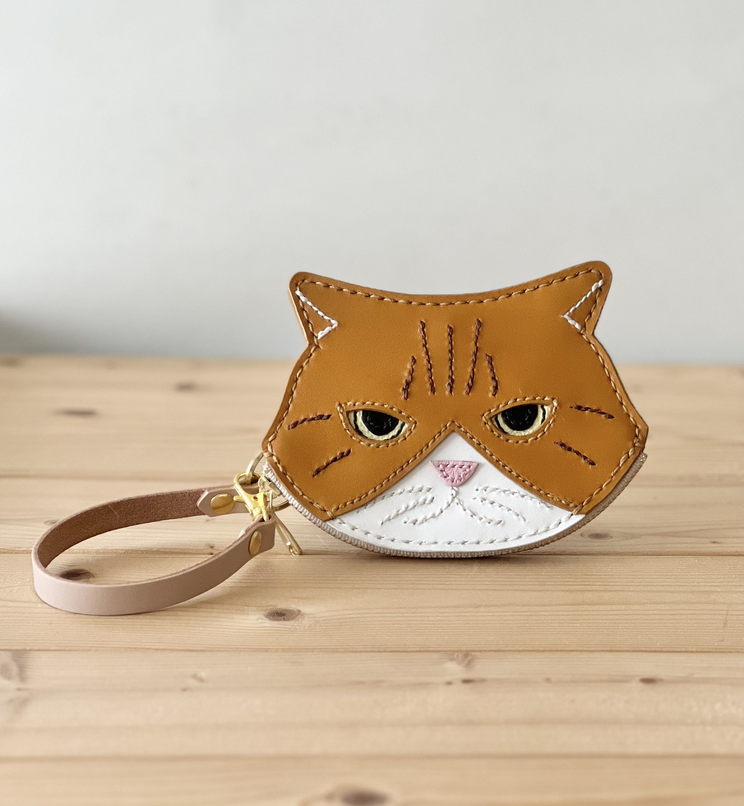 猫好きが作ったイカ耳猫の小銭入れ　茶トラ白ハチワレ長毛(目の色淡い黄色)Dカン手紐付き　本牛革　手縫い　送料無料