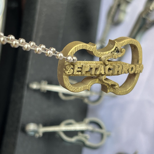 メロディの刻印: バイオリンモチーフのオーダーネームペンダント