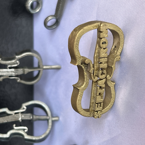 メロディの刻印: バイオリンモチーフのオーダーネームペンダント