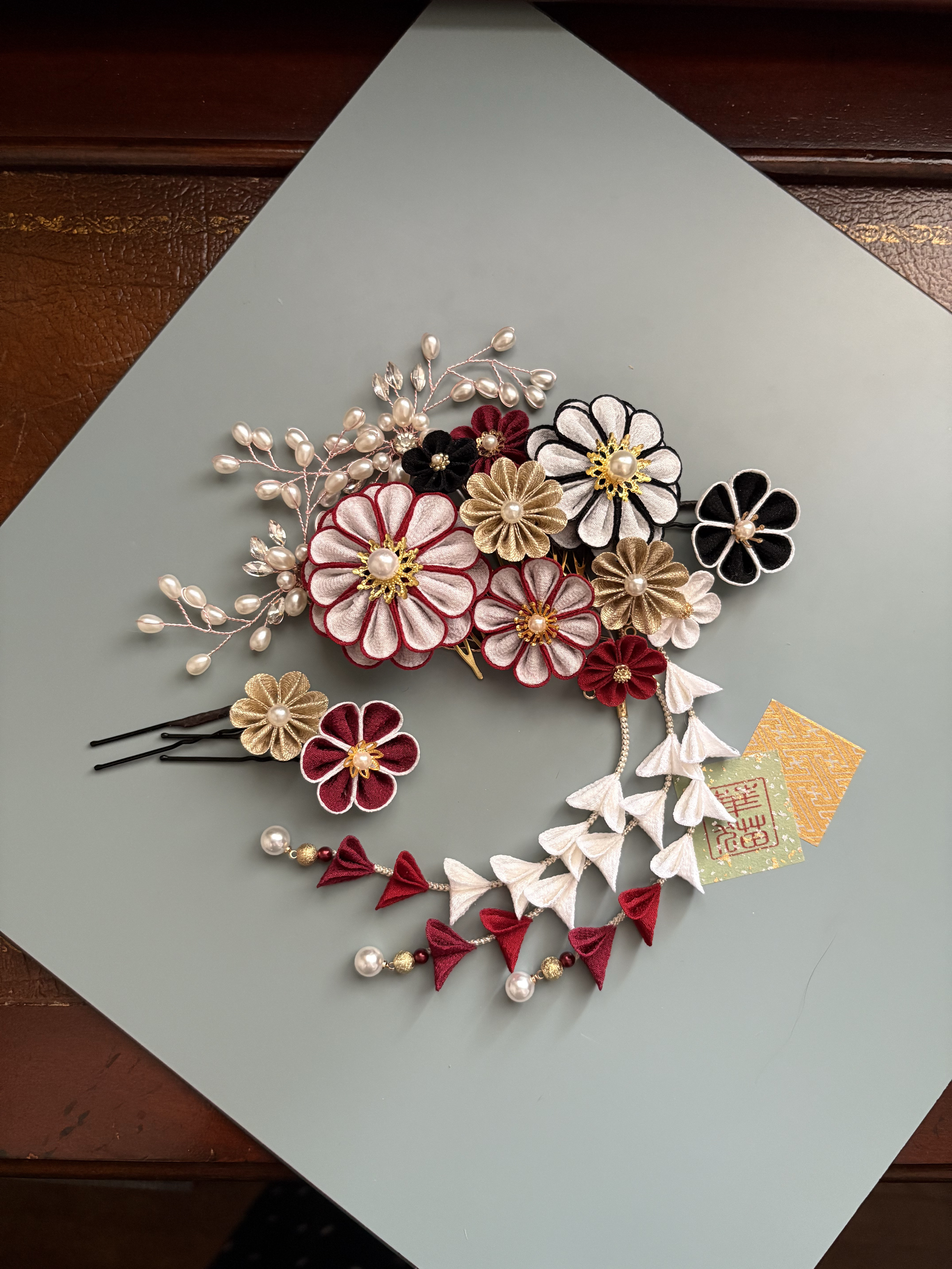 華猫【華襲hanagasane 下がりが揺れる二重の髪飾り】成人式　髪飾り　卒業式　送料無料　木箱付き　つまみ細工髪飾り