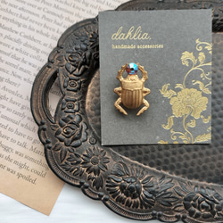 再販】真鍮製 ミニブローチ ピンバッジ スカラベ ピンバッチ dahlia
