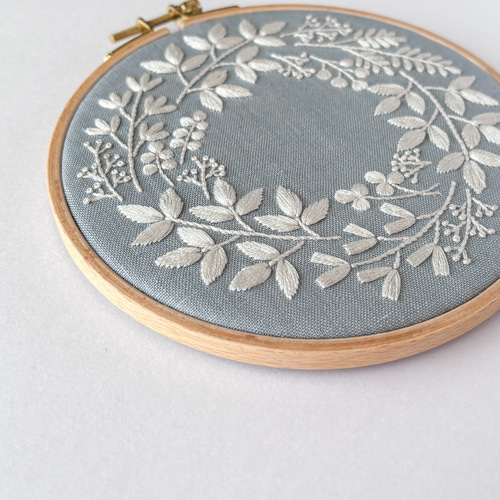 Botanical ホワイト 刺繍ファブリックパネル 直径16cm /植物 葉 冬
