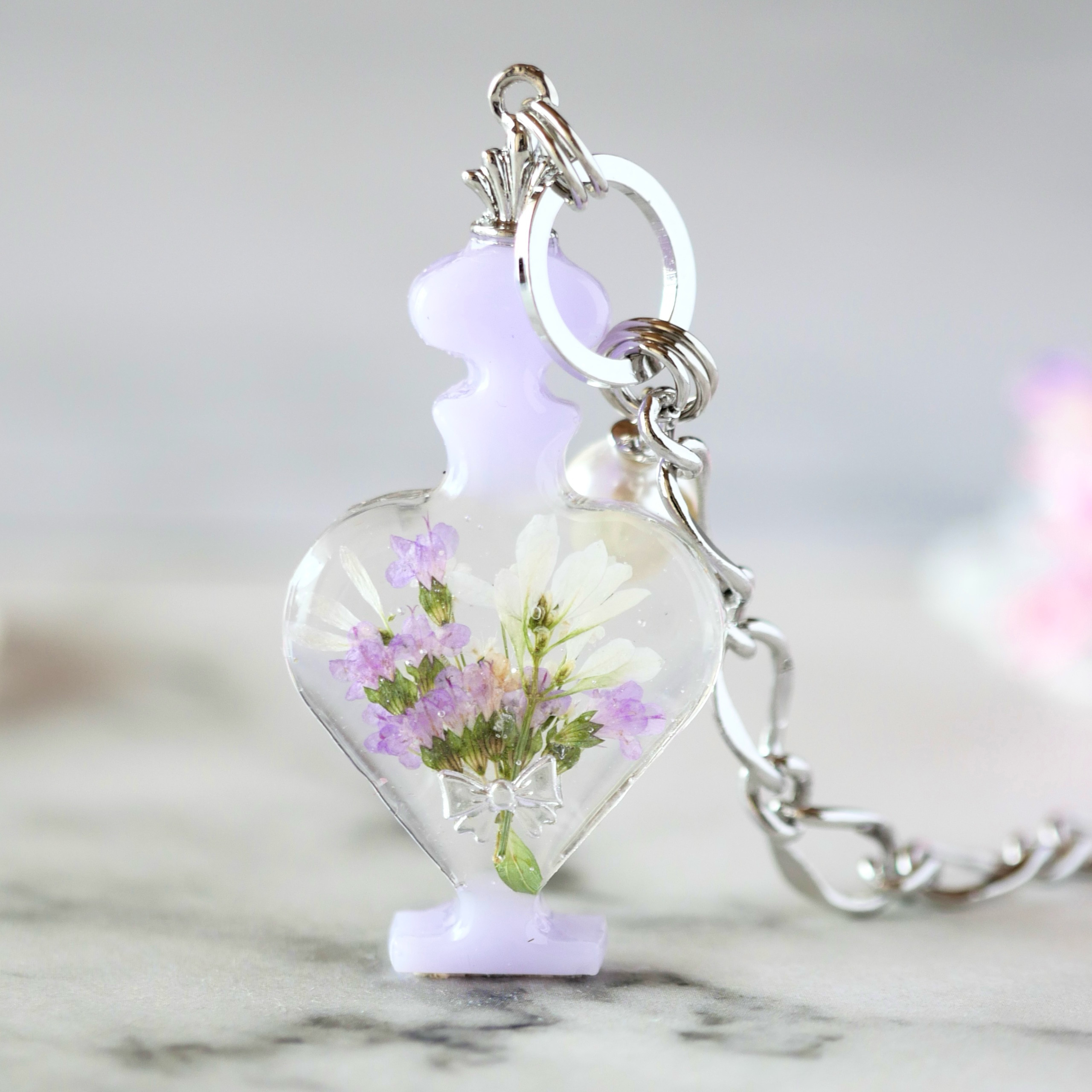 光に透ける白いお花の香水瓶チャーム】パール付き バッグチャーム
