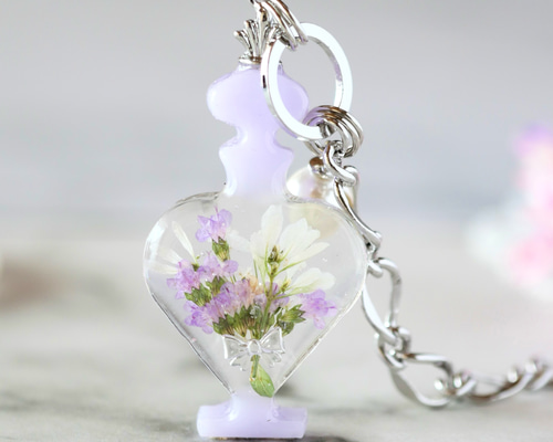 光に透ける白いお花の香水瓶チャーム】パール付き バッグチャーム