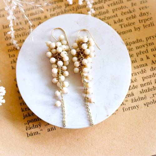 14kgf☆天然石「白月の枝垂れ藤」アイボリーカラーのピアス(イヤリング