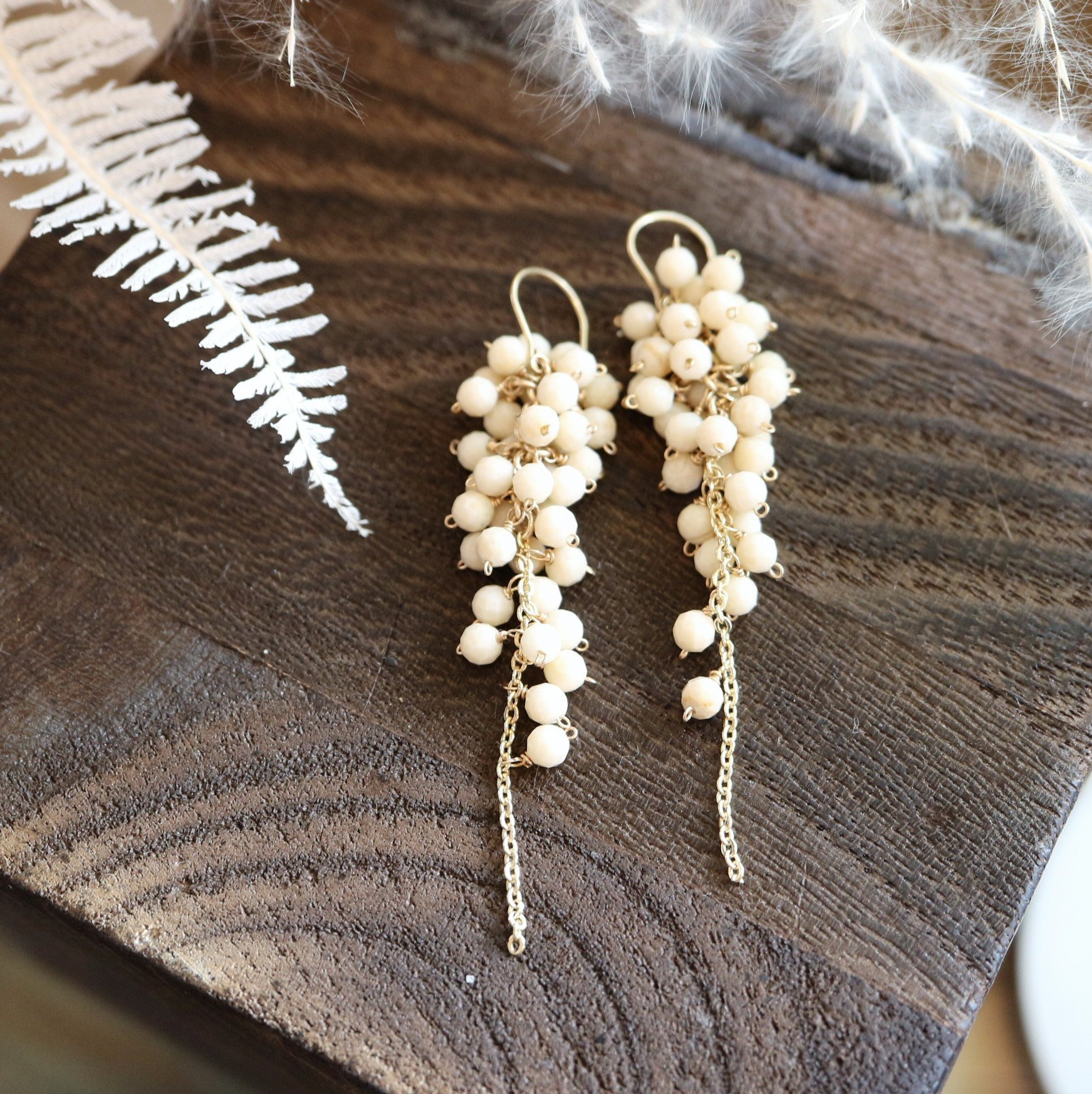 14kgf☆天然石「白月の枝垂れ藤」アイボリーカラーのピアス(イヤリング可)