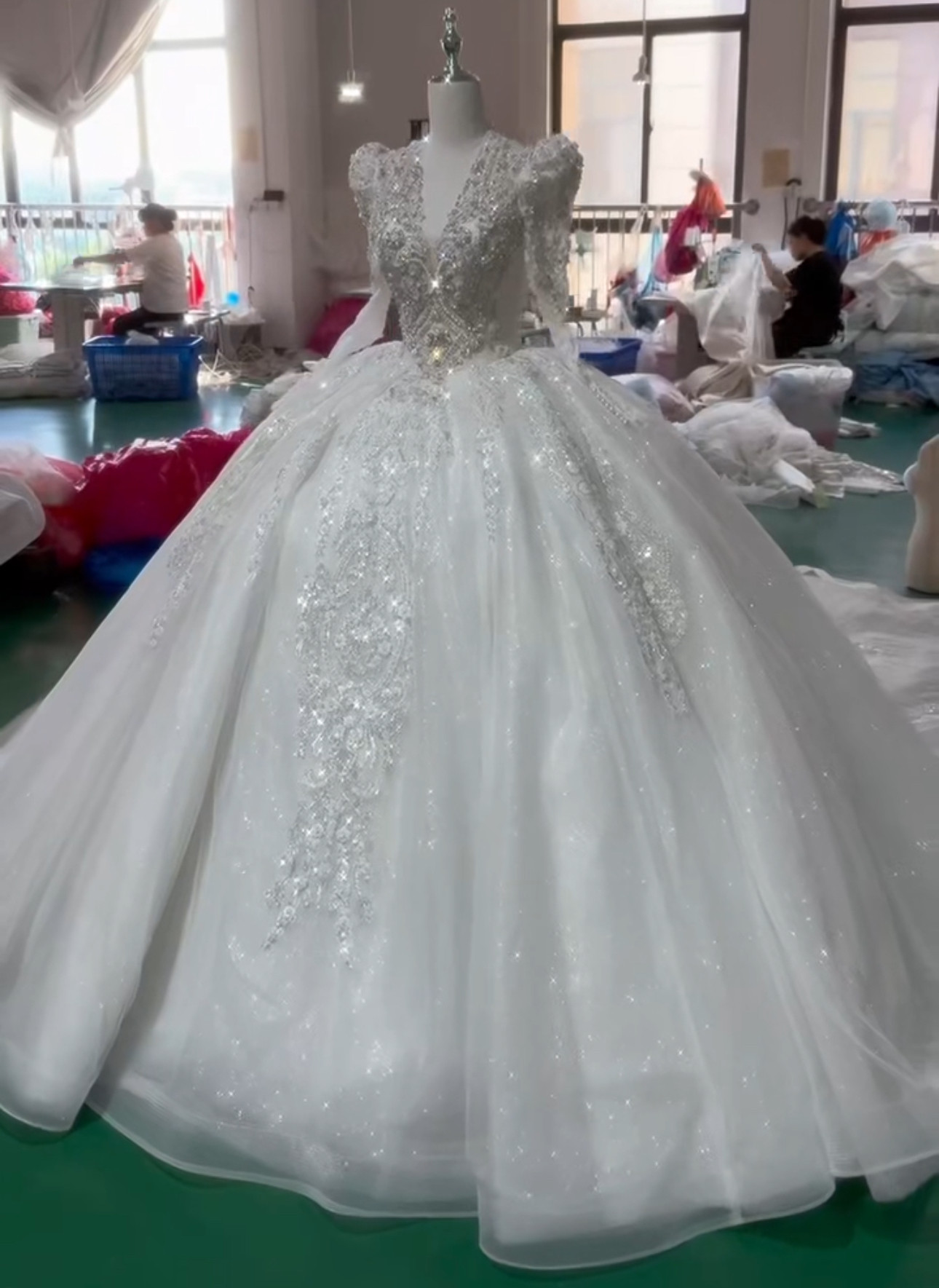 新作　背中見せ　長袖　豪華　ブライダル　きらきらスカート　チュール　高品質保証　トレーン　編み上げ　ビジュー結婚式お呼ば