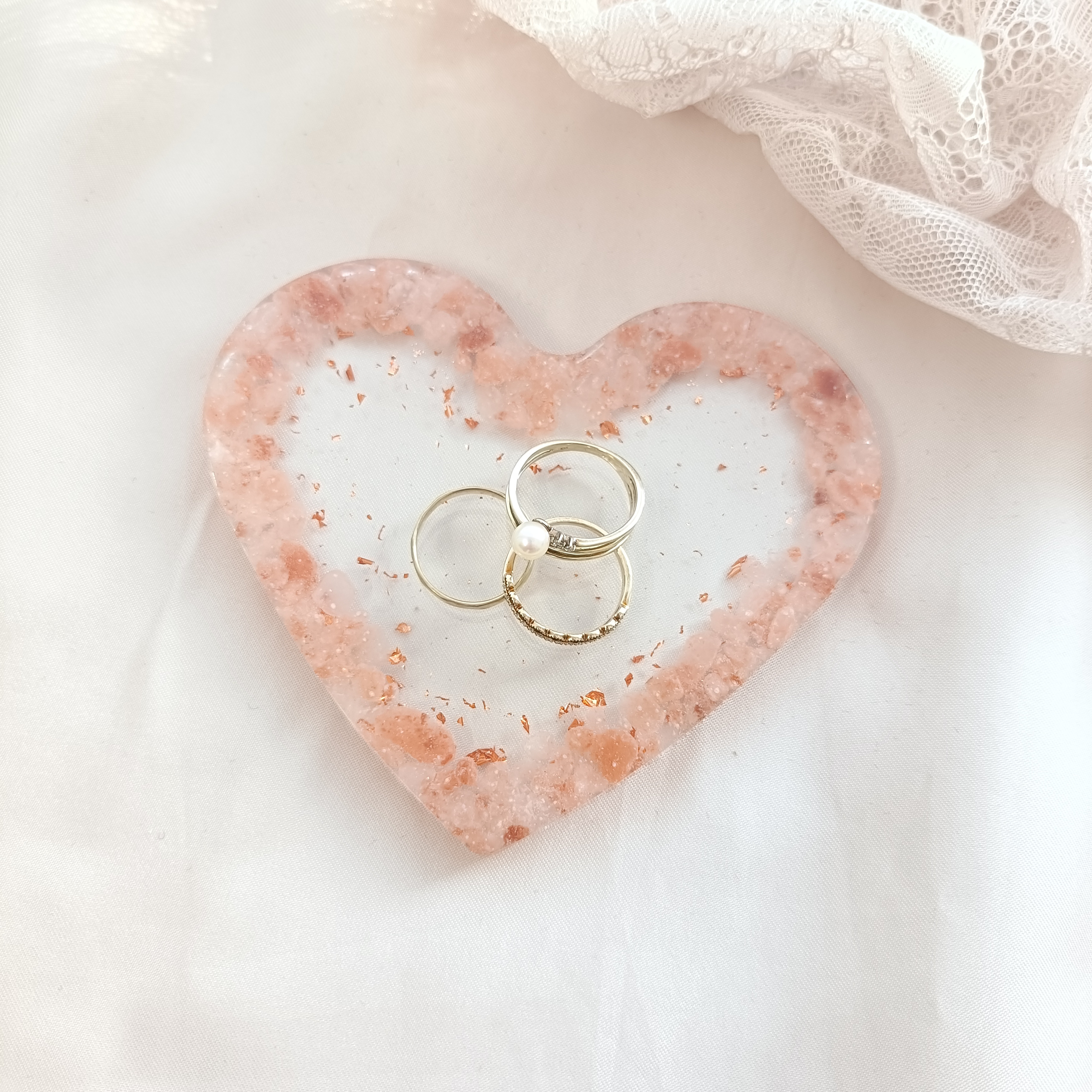 ピンクソルト＆銅箔のハートクリアトレー　塩　岩塩　お守り　天然石　オルゴナイト　風水　占　盛り塩　運気上昇