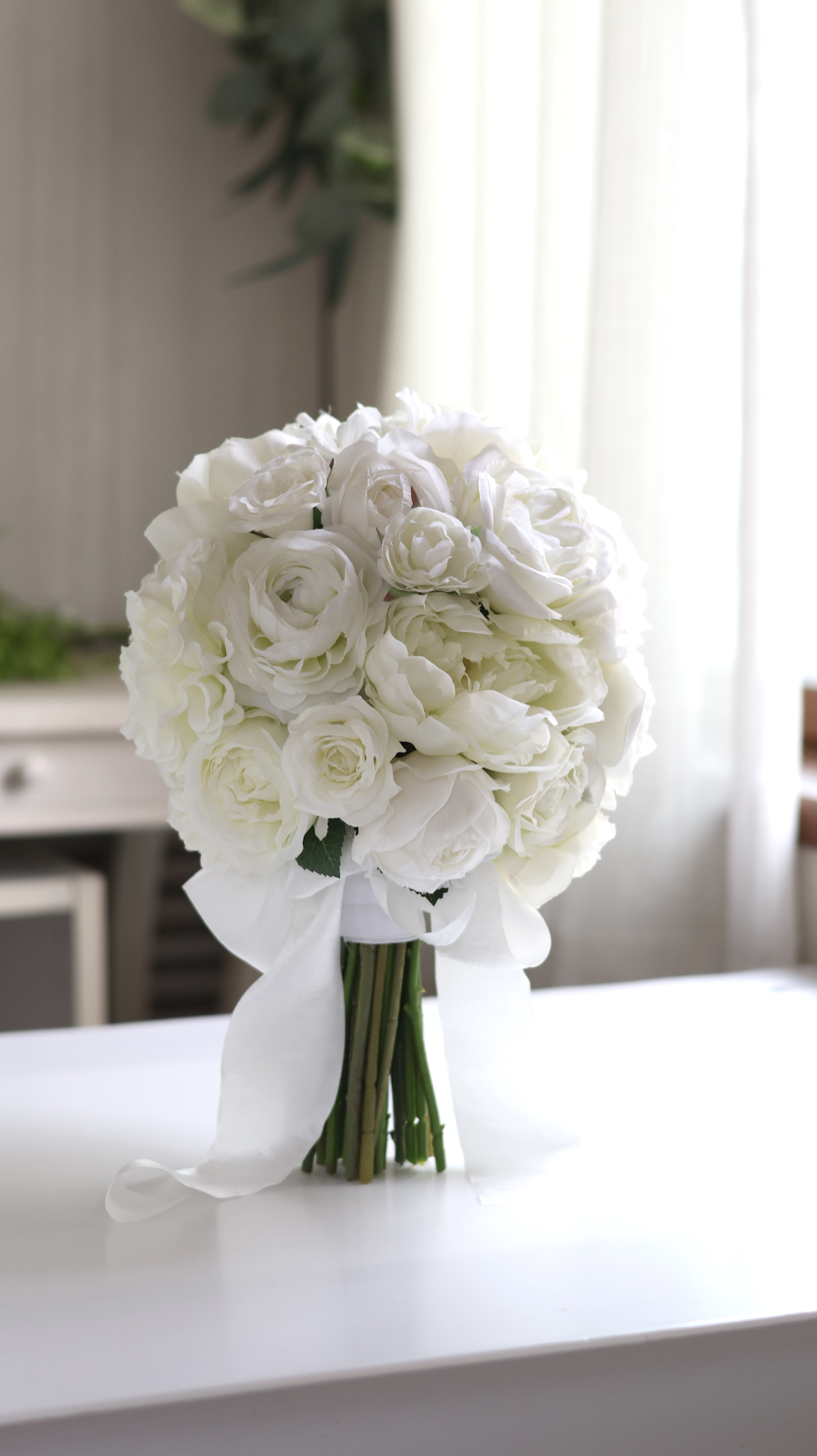 ホワイトのお花を束ねたラウンドブーケ