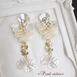 大ぶりホワイトフラワー♪3連ゴールド花ピアス 1枚目の画像