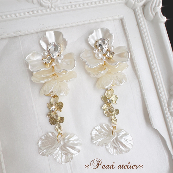 大ぶりホワイトフラワー♪3連ゴールド花ピアス 1枚目の画像