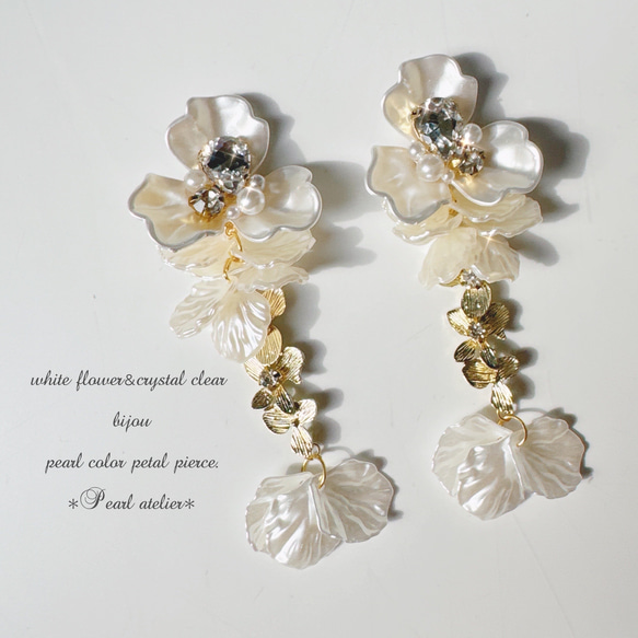 大ぶりホワイトフラワー♪3連ゴールド花ピアス 4枚目の画像
