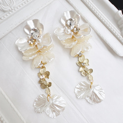 大ぶりホワイトフラワー♪3連ゴールド花ピアス 3枚目の画像