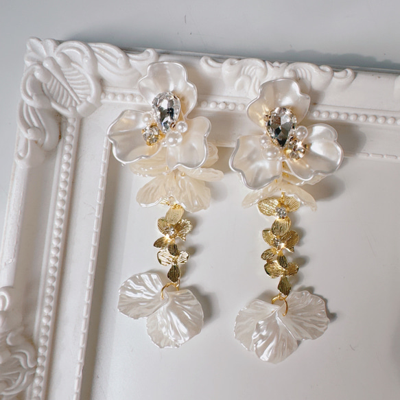 大ぶりホワイトフラワー♪3連ゴールド花ピアス 5枚目の画像