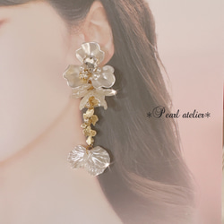 大ぶりホワイトフラワー♪3連ゴールド花ピアス 7枚目の画像
