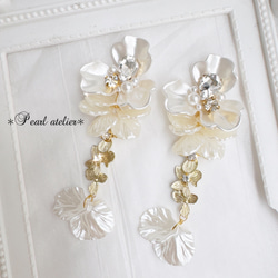 大ぶりホワイトフラワー♪3連ゴールド花ピアス 2枚目の画像