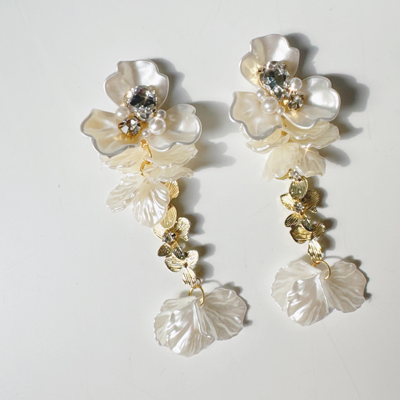 大ぶりホワイトフラワー♪3連ゴールド花ピアス 6枚目の画像